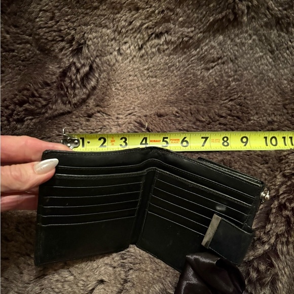 Elegant Black and Red Floral Women's Gucci wristlet - Picture 3 of 11